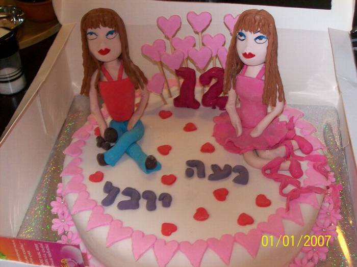 עוגת בת מצווה של נעה רקדנית עם נעלי בלט ויובל זמרת עם מיקרופון